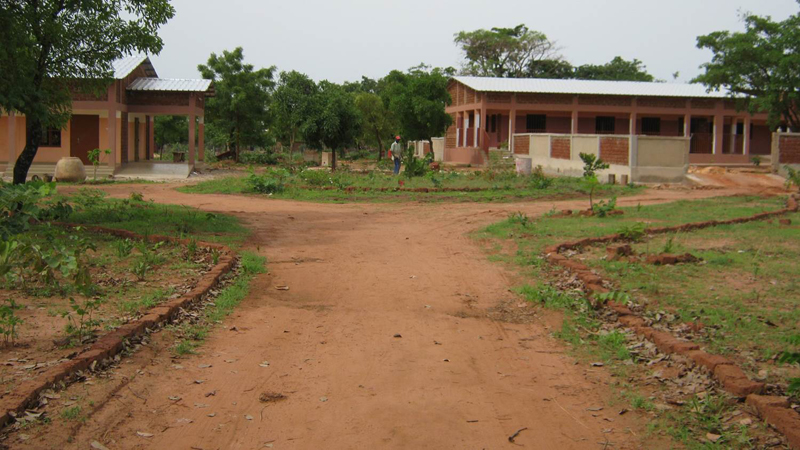 A gauche, salle polyvalente - A droite, Ecole maternelle